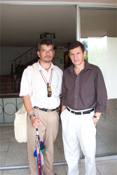 Bola�os con Jorge Arias, consejero del Cabildo de Huellas en Cauca, Colombia, 2005